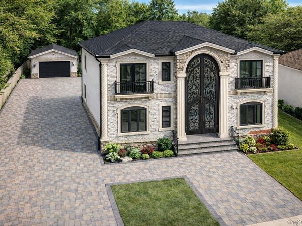 2520 Falcon Street, East Meadow NY 11554