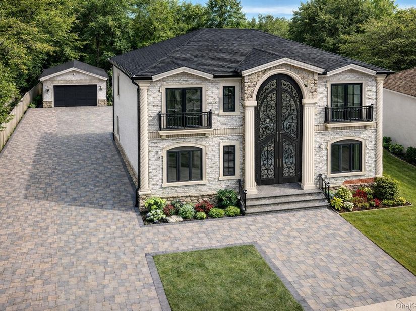 2520 Falcon Street, East Meadow NY 11554