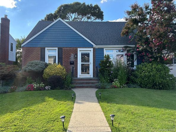 422 Saint Agnes Place, Franklin Square NY 11010