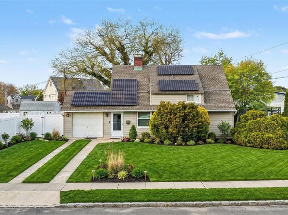 35 Meeting Lane, Hicksville NY 11801