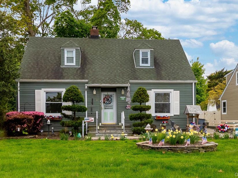 90 Sunset Road, Bay Shore NY 11706