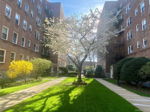 22 Mulford Place 5C, Hempstead NY 11550