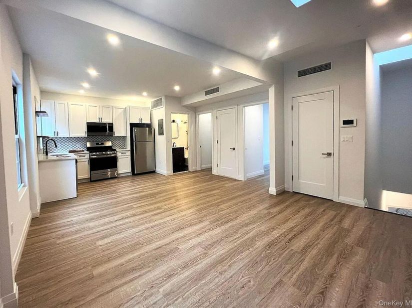 4112 20th Avenue, Astoria NY 11105