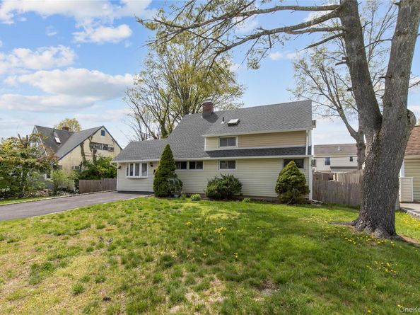 28 Apollo Lane, Hicksville NY 11801