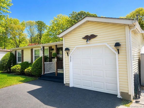 19 Village Circle S, Manorville NY 11949
