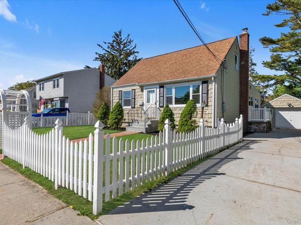 241 Phyllis Drive, Lindenhurst NY 11757