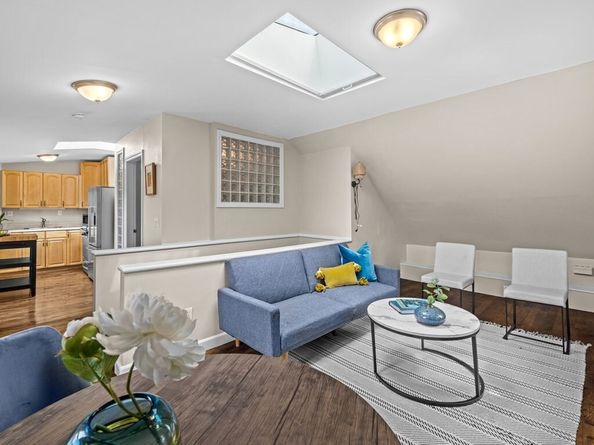 47 R Jamaica 3, Boston MA 02130