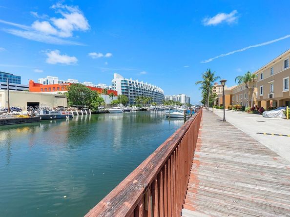 2861 NE 185th St 302, Aventura FL 33180