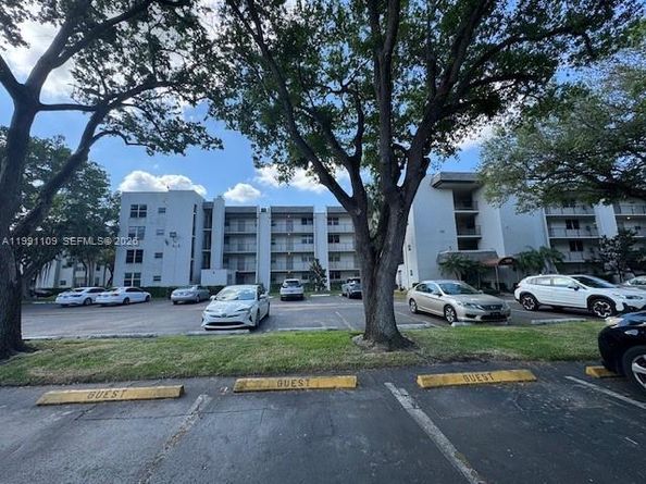 9330 Lagoon Pl 109, Davie FL 33324