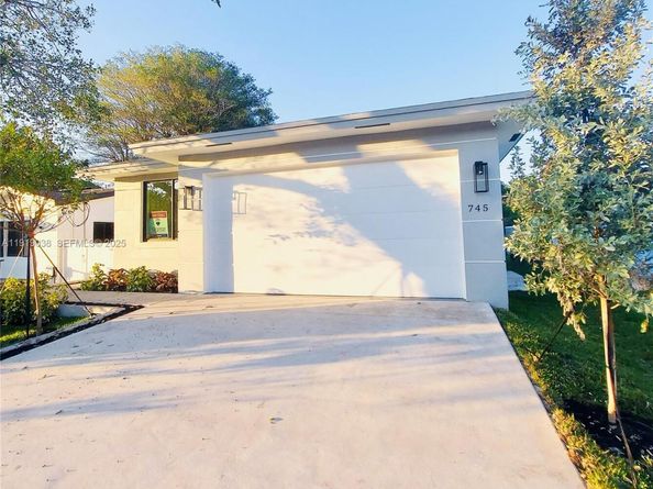 745 NE 36th St, Oakland Park FL 33334