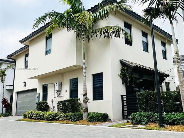 8253 NW 47th Ln, Doral FL 33166