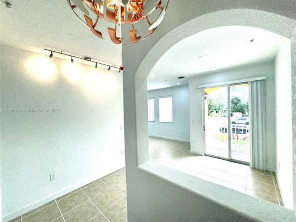 10012 NW 7th St 208, Miami FL 33172