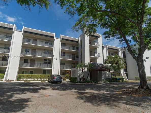 9235 Lagoon Pl 404, Davie FL 33324