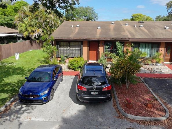 10331 Holly Ct, Pembroke Pines FL 33026