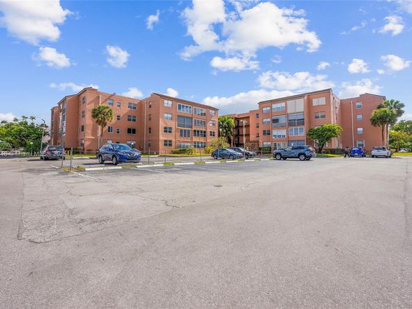 2861 Somerset Dr 104, Lauderdale Lakes FL 33311