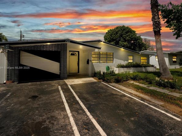 700 SW 67th Ave, Pembroke Pines FL 33023