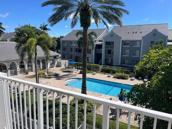 655 SW 111th Way 308, Pembroke Pines FL 33025