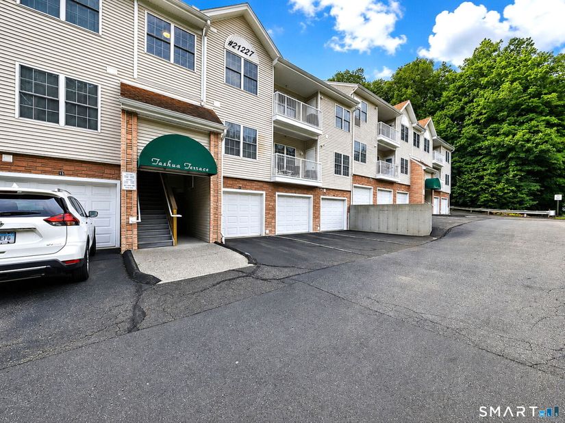 21227 Arganese Place 211, Trumbull CT 06611