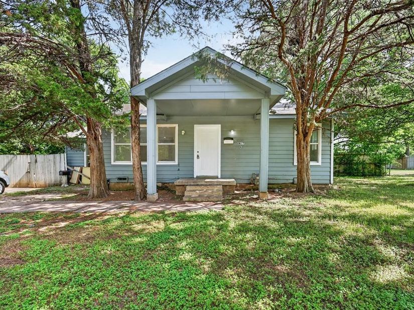 8323  Lapanto Lane , Dallas Texas 75227