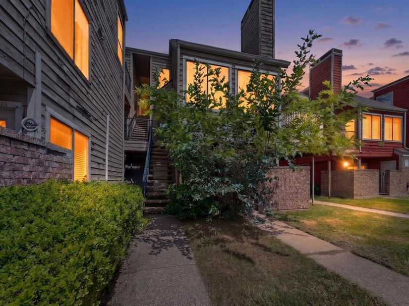 9811  Walnut Street  203, Dallas Texas 75243