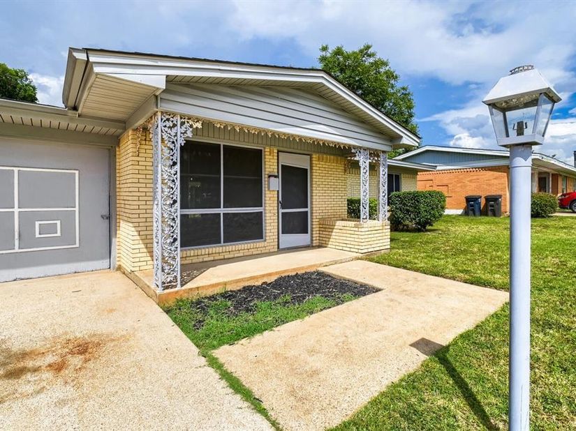 1405  Oak Grove Road , Fort Worth Texas 76134