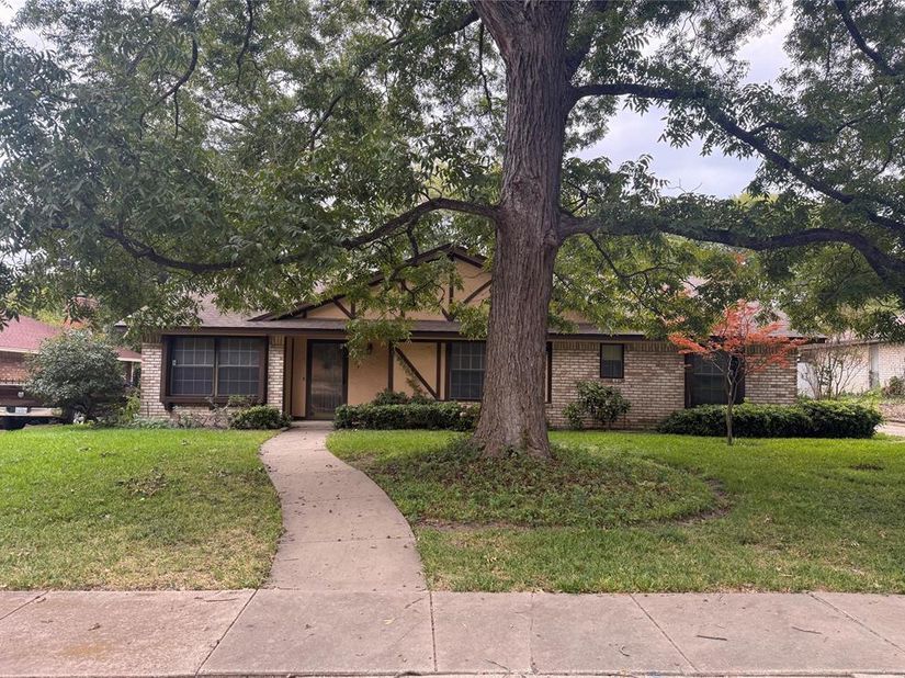 924  Forest Glen Drive , DeSoto Texas 75115