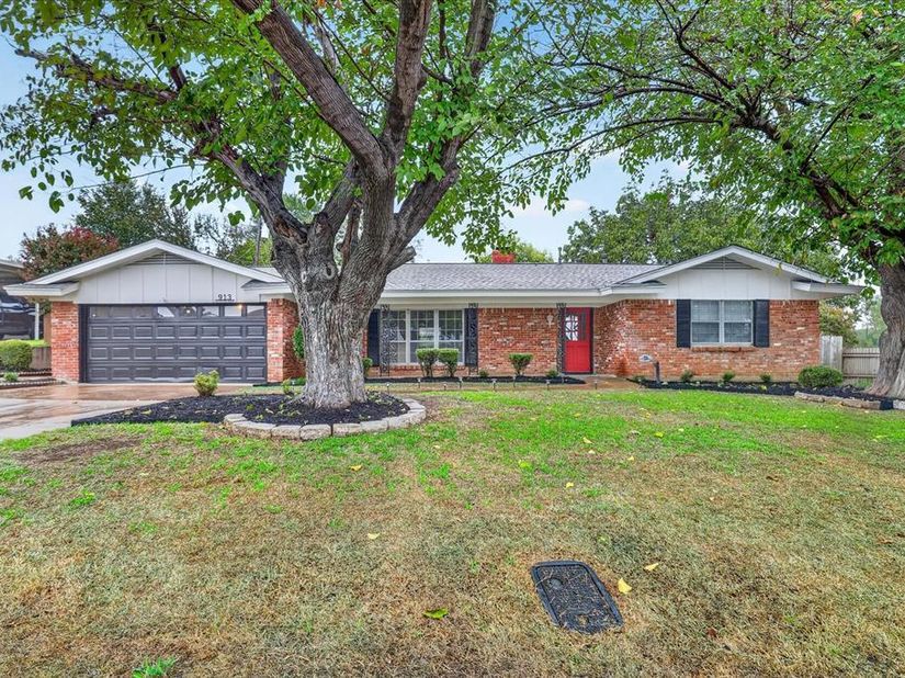 913  Queens Way , Bedford Texas 76021