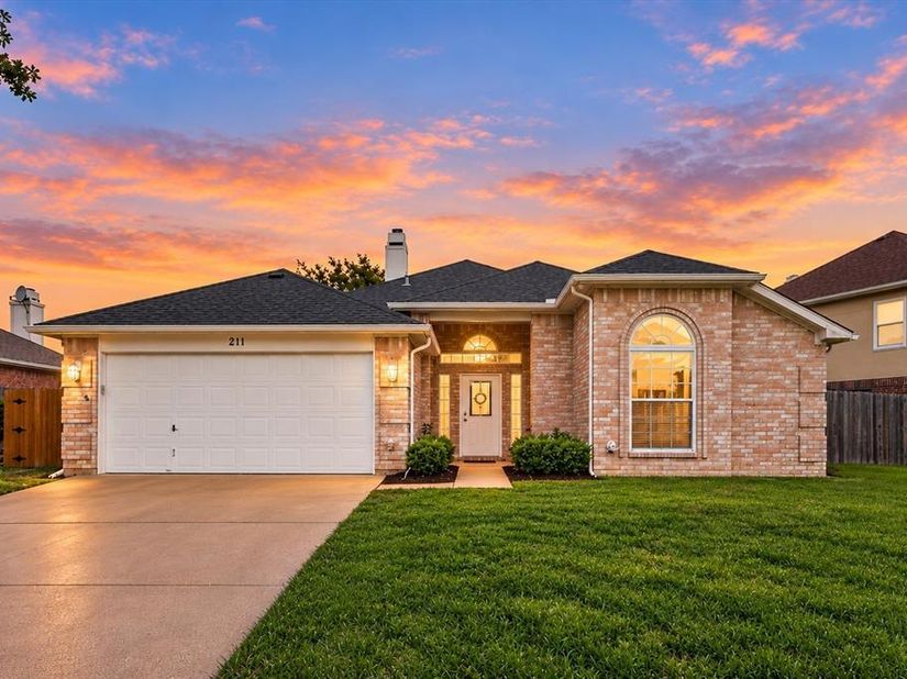 211  Ember Glen Drive , Arlington Texas 76018