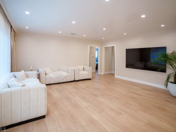 15500 Chatsworth, San Fernando CA 91345