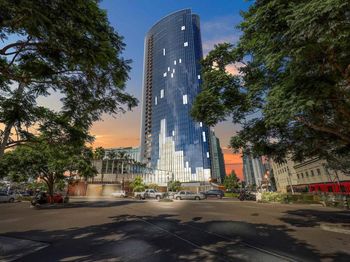 888 W E Street