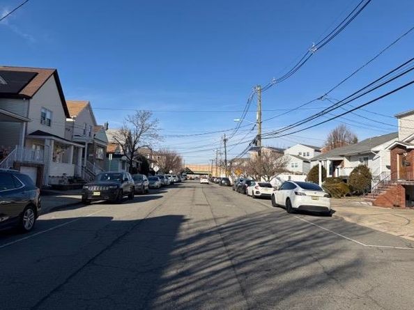 71 Linnet St, Bayonne NJ 07002