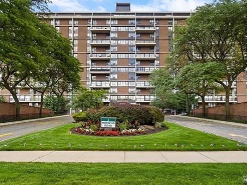 2 Horizon Rd 1423, Fort Lee NJ 07024