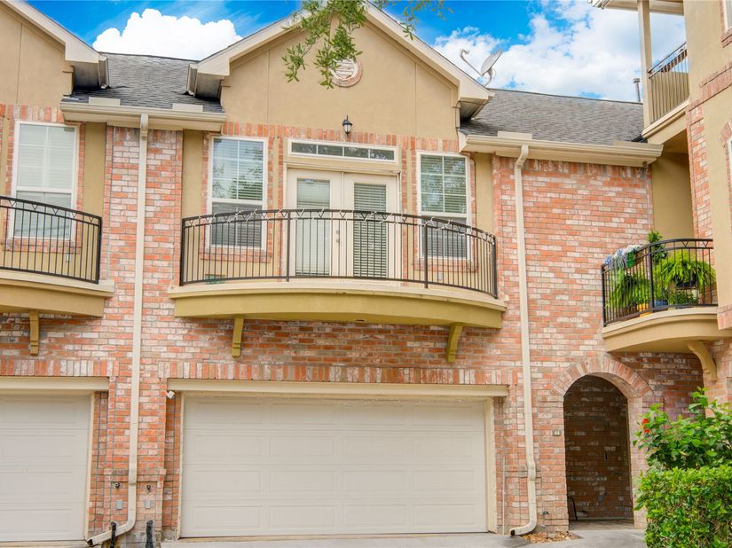 44 Versante Court, Houston TX 77070