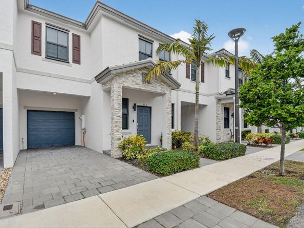 523 SW 19th Ter, Fort Lauderdale FL 33312