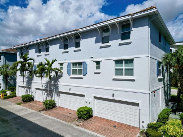 1247 Via De Fossi, Boynton Beach FL 33426