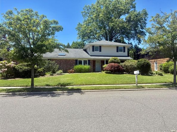 3 Clemson Lane, Woodbury NY 11797