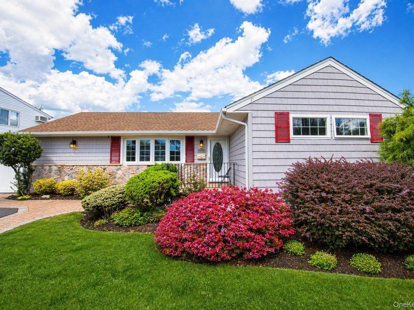 65 Cheshire Road, Bethpage NY 11714