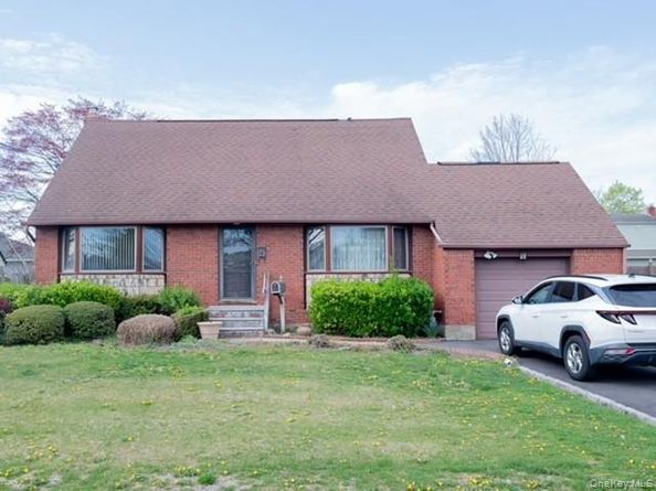 9 Goshen Street, Deer Park NY 11729