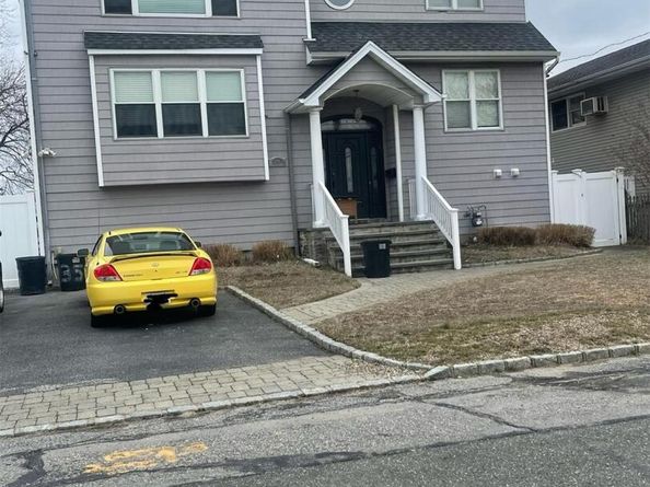 35 Jackson Avenue W, Babylon NY 11702
