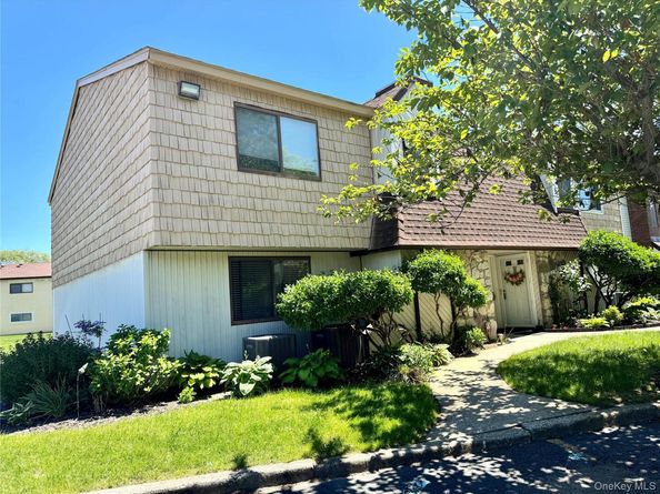 71 Pointe Circle S 71, Coram NY 11727