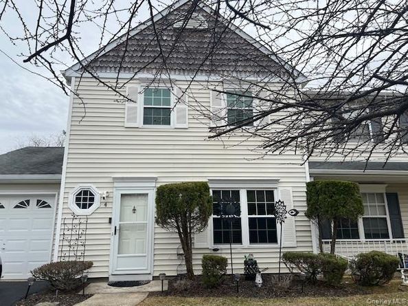 4 Fox Path, Coram NY 11727