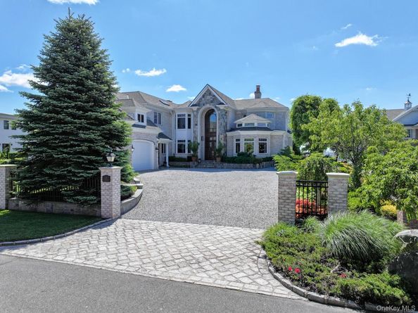 Undisclosed Address #936337, West Islip NY 11795