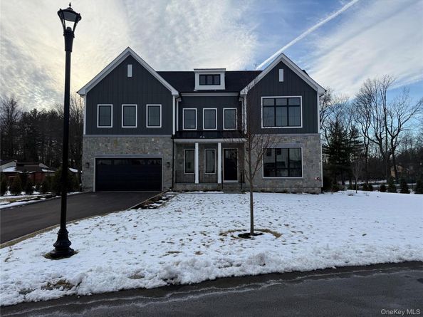 9 Sequoia Circle, Manhasset NY 11030