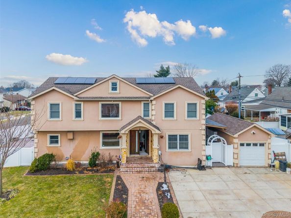 88 Elmwood Street, Plainview NY 11803