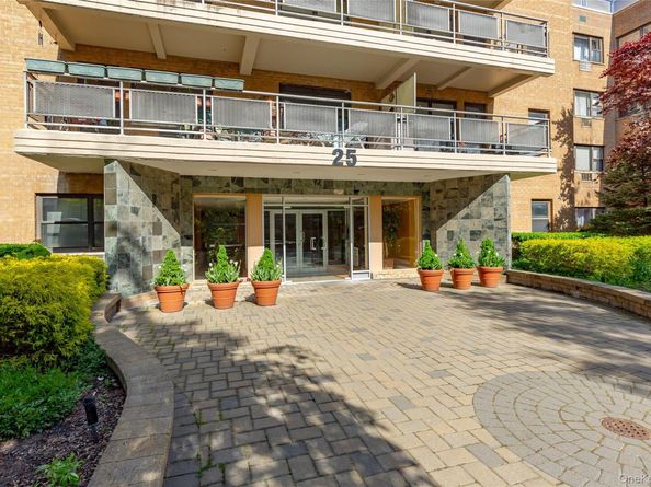 25 PARK Place 2G, Great Neck NY 11021