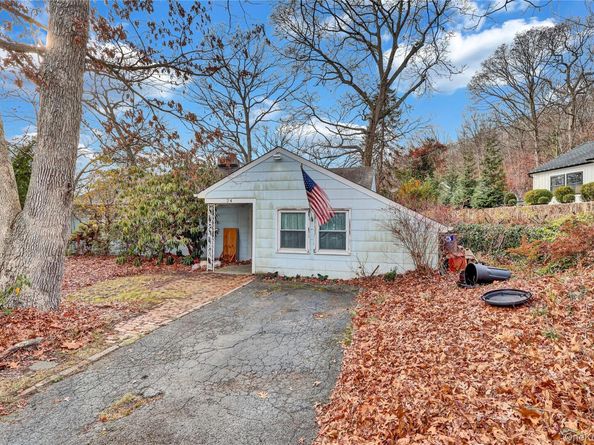 24 Piermont Court, Melville NY 11747