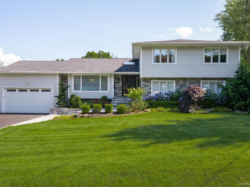 15 Pound Ridge Road, Plainview NY 11803