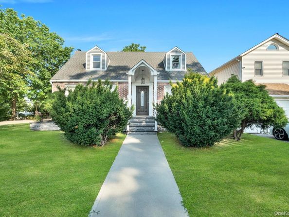 102 Strattford Road, New Hyde Park NY 11040