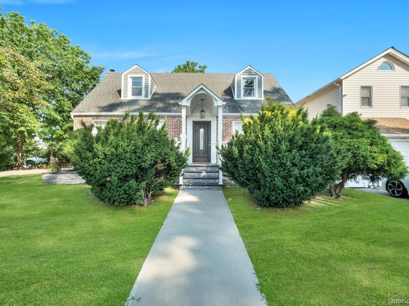 102 Strattford Road, New Hyde Park NY 11040