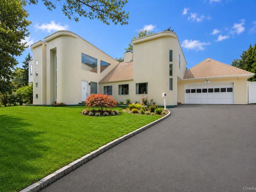 23 Wildwood Lane, Greenvale NY 11548